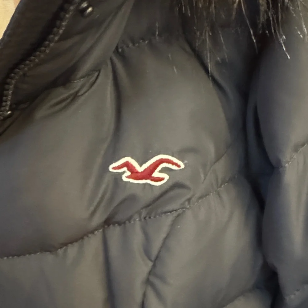 Hollister Women’s Dark Gray Puffer Jacket with Faux Fur Trim - Picture 4 of 5